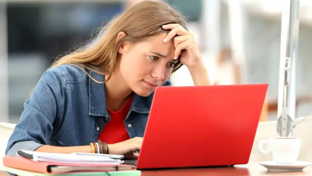 Estudante preocupada com a redação